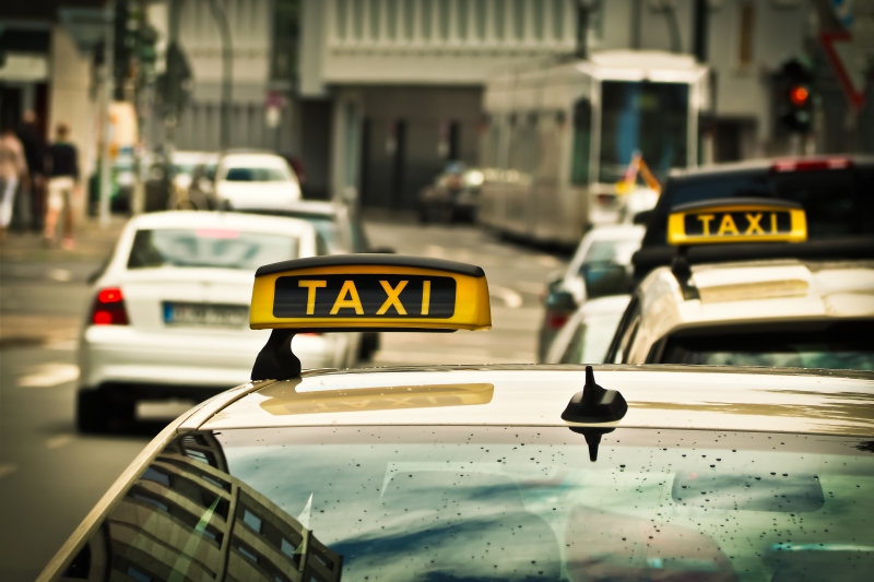 taxis-SOSPEL-min_road-traffic-car-glass-driving-city-583084-pxhere.com