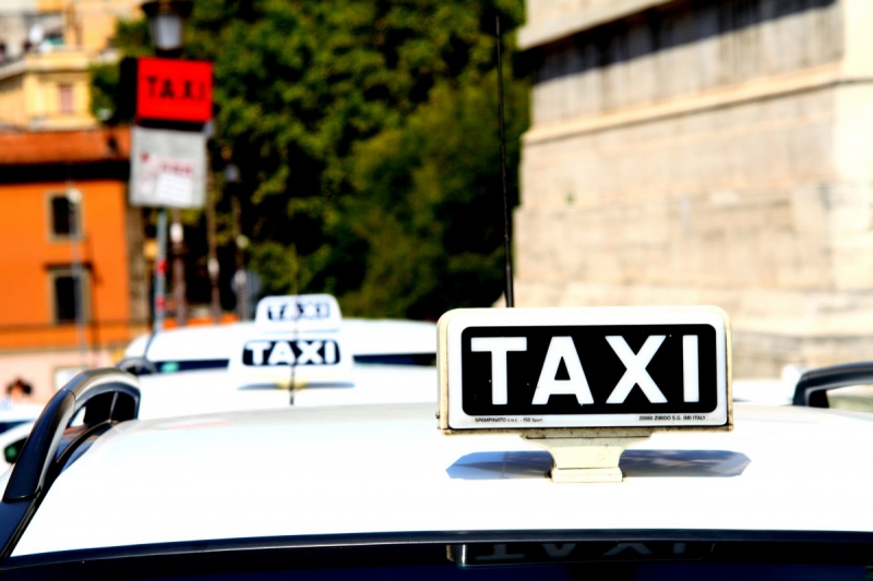 taxis-SOSPEL-min_taxi_auto_rome_road_white-1051610